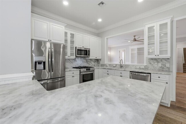 Building Photo - 815 Lake Evalyn Dr