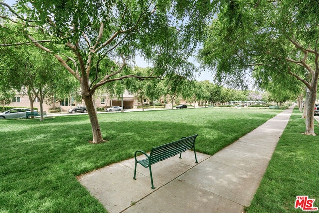 Building Photo - 6400 Crescent Prk E