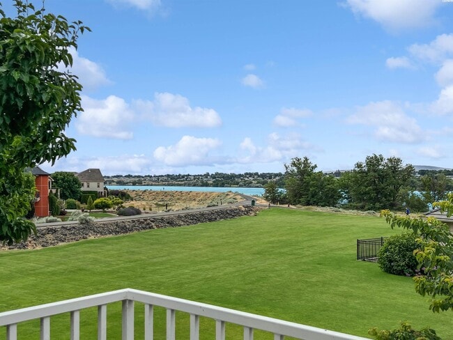 Building Photo - 4 Bedrooms Plus an Office Steps from the R...