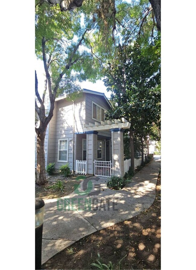 Building Photo - Charming 3 Bedroom 2 Bath Condo in TRACY! ...