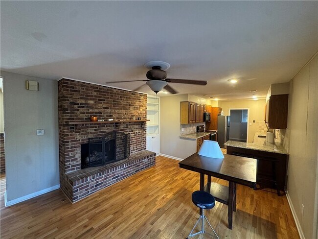 Building Photo - 718 E Debra Dr