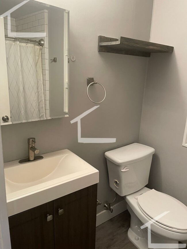 Building Photo - 9/1 Renovated 4BR/1.5BA w/laundry in unit, AC, near Castle Is!