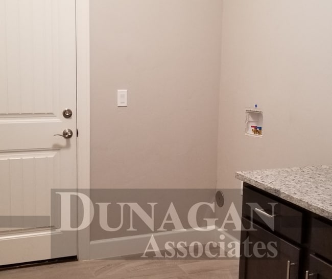 Building Photo - 401 Baler Ln