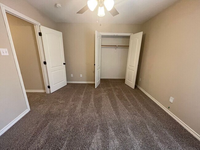 Building Photo - ~INVITING 3/2.5 Townhome Includes Granite in Kitchen & All Kitchen Appliances ((Brand New Vinyl F...