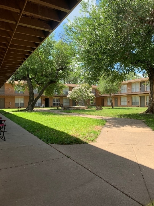 Primary Photo - Parkwood Apartments