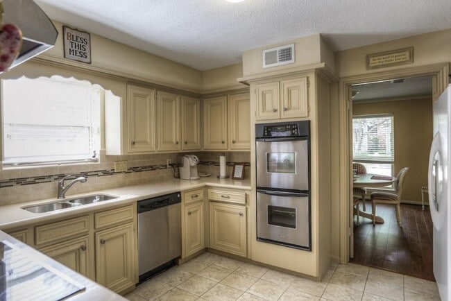Building Photo - 12439 Piping Rock Dr