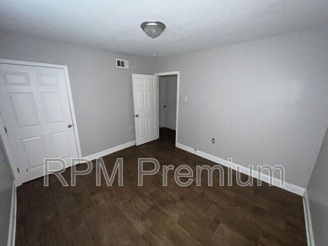 Building Photo - 4922 Sunnybrook Dr