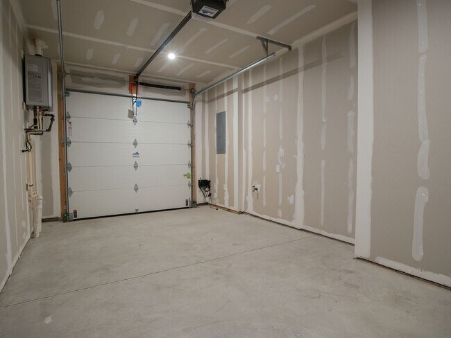 Building Photo - Walkable Short Pump Living with a Huge Private Deck