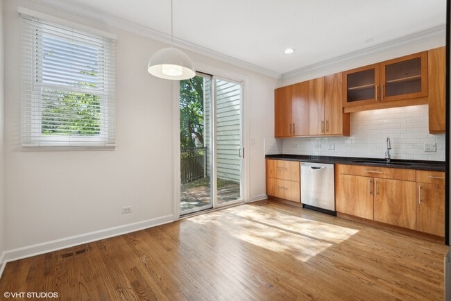Building Photo - 3252 Thayer St
