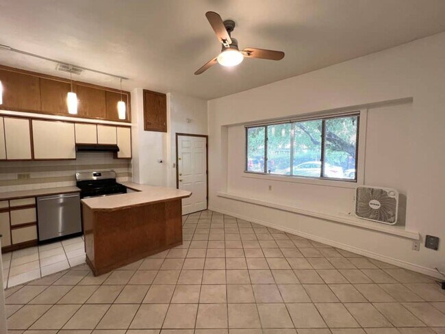 Building Photo - August 2026 Pre-Lease! One Bedroom on the Hill