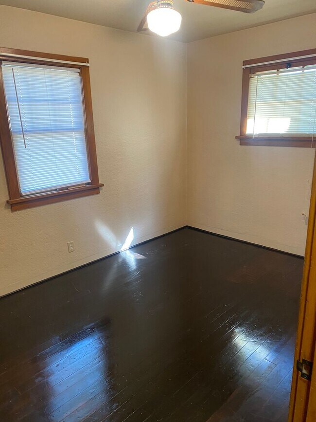 Building Photo - Charming 2bdrm 1 bath house with garage and fenced yard