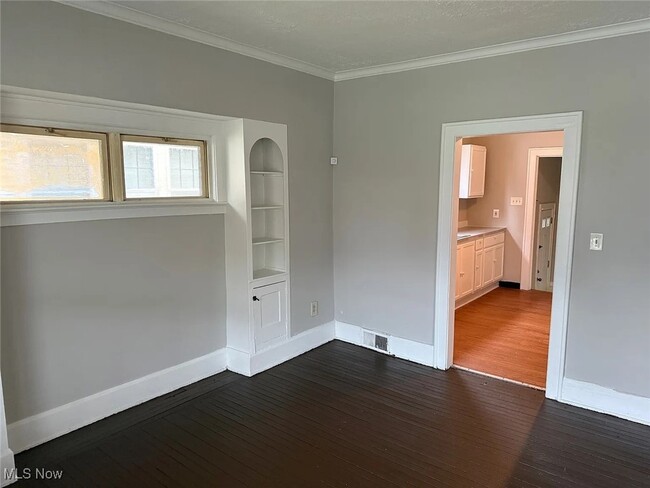 Building Photo - 12818 Beachwood Ave