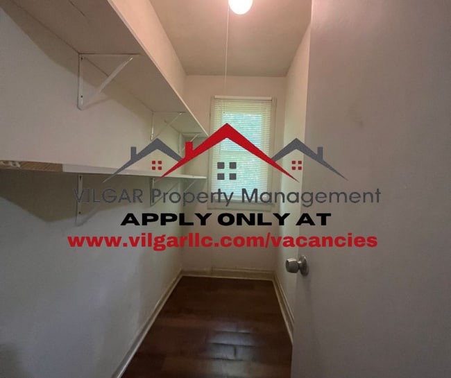 Building Photo - Spacious & Smart Layout! 3-bedroom, 1-bath...