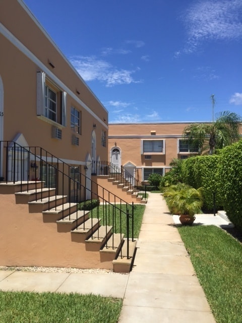 Building Photo - Studio