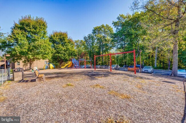 Building Photo - 11260 Chestnut Grove Square