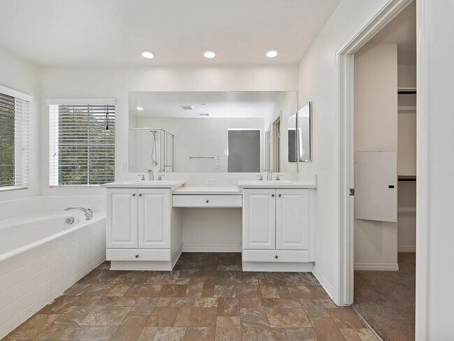 Building Photo - 15634 Clove Pl