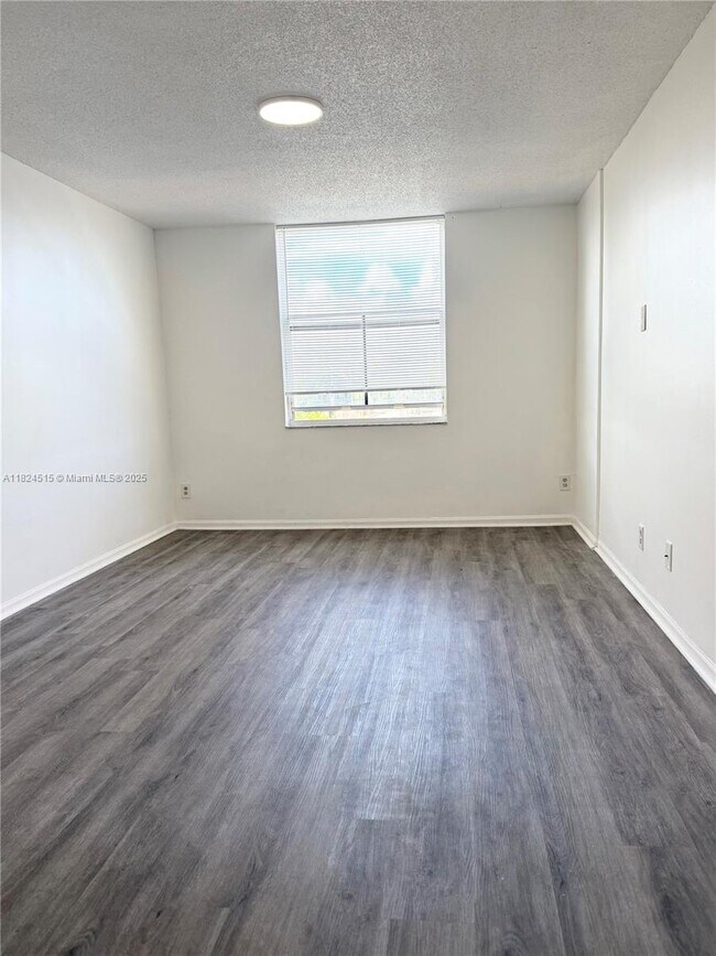 Building Photo - 1341 SE 3rd Ave