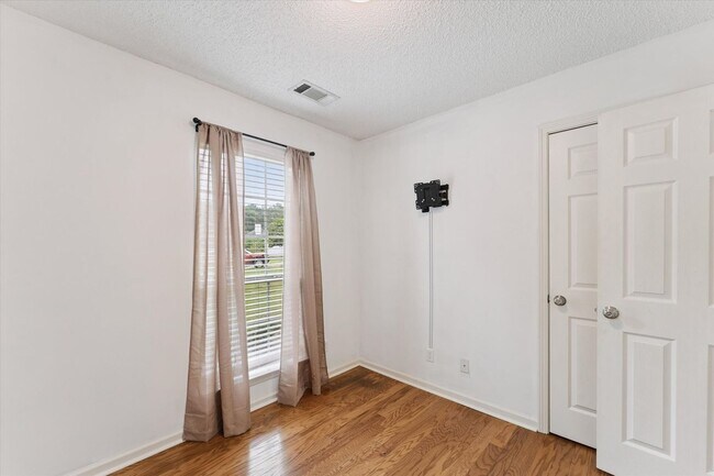 Building Photo - AVAILABLE OCTOBER 2025! [PET FRIENDLY]