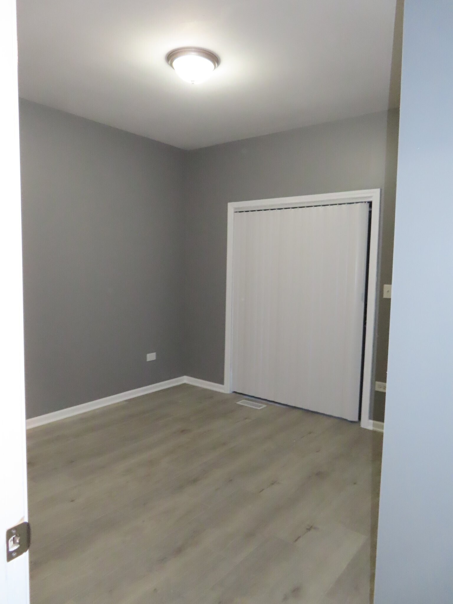 Building Photo - 951 W 51st St