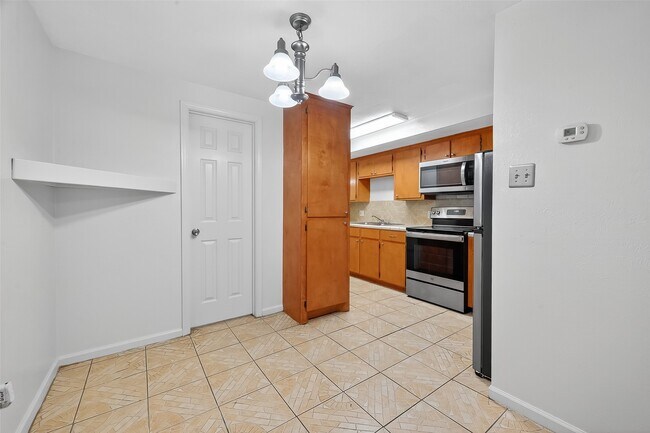 Building Photo - 115 Aurora St