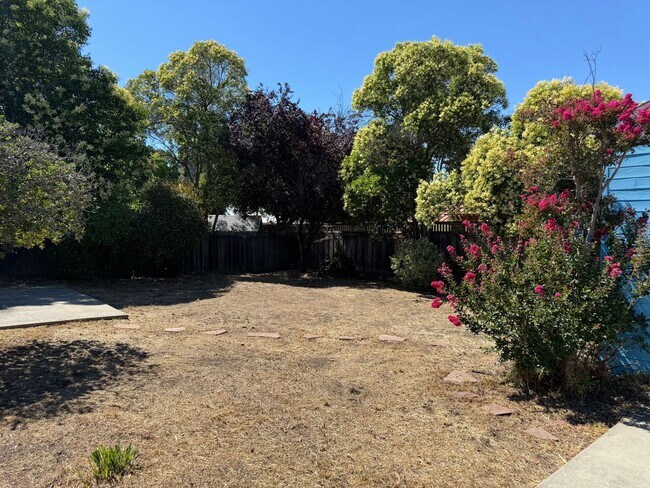 Building Photo - Pleasant Living in Pleasant Hill