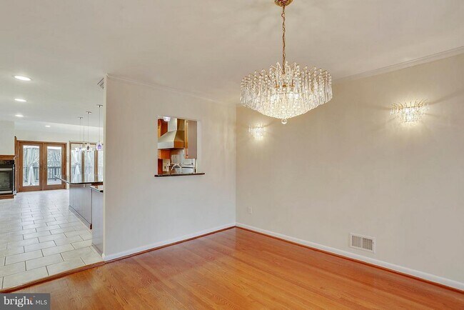 Building Photo - 9801 Clydesdale St