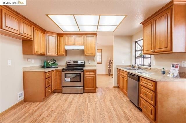 Building Photo - There Is No Place Like Home Like a Big Home