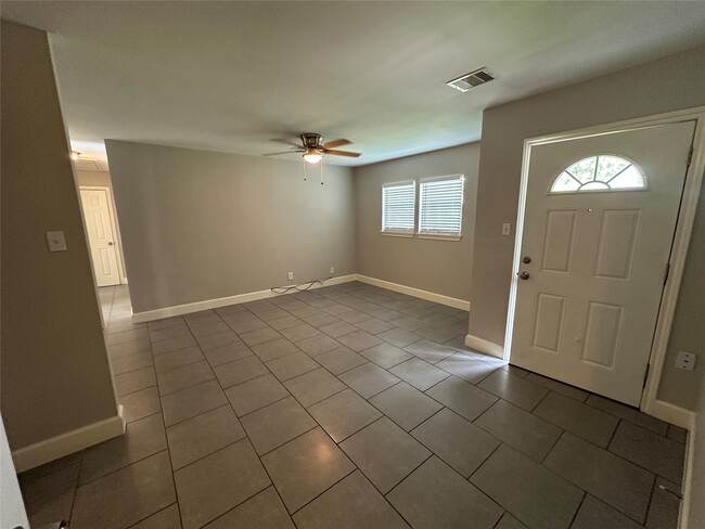 Building Photo - 9329 Chesterfield Dr