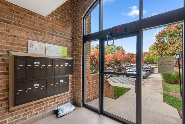 Building Photo - 2 Bed 1.5 Bath - Georgetown Village Condo ...