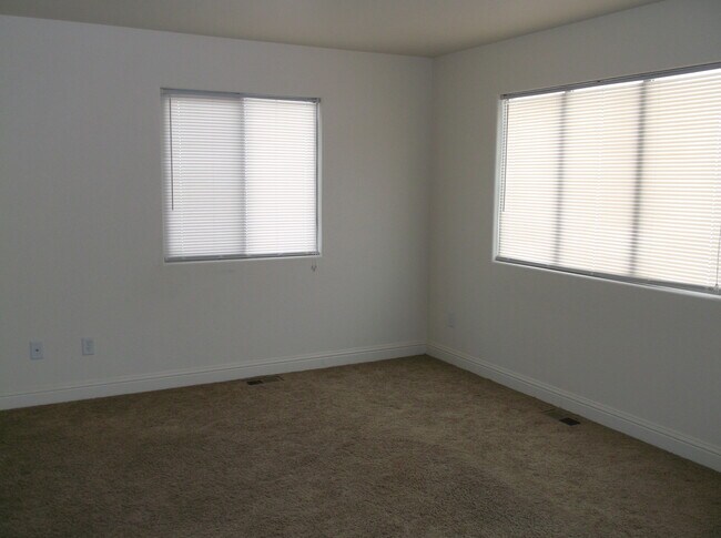 Building Photo - 3 BED 2.5 BATH SADDLE RIDGE TOWNHOUSE