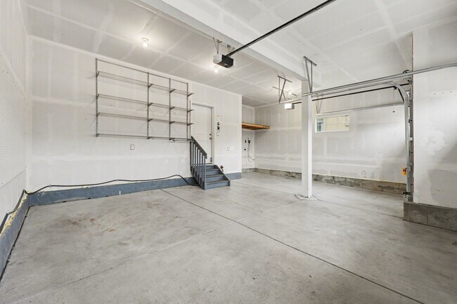 Building Photo - Stunning 4bed/3bath Oakwood Model Home in Erie