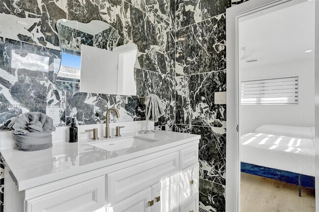 Building Photo - 1141 N North Lake Dr