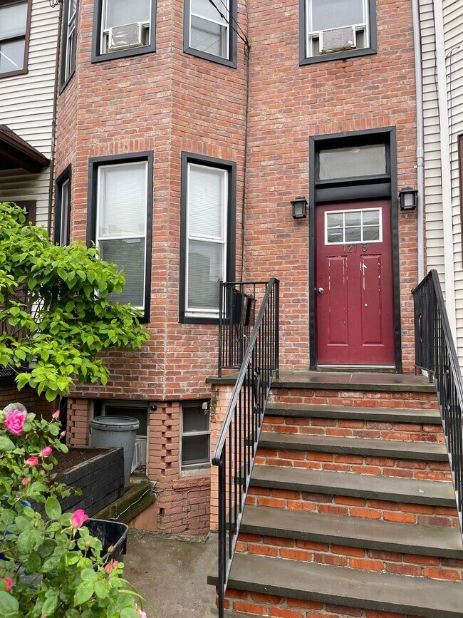 Building Photo - 121.5 Cottage St