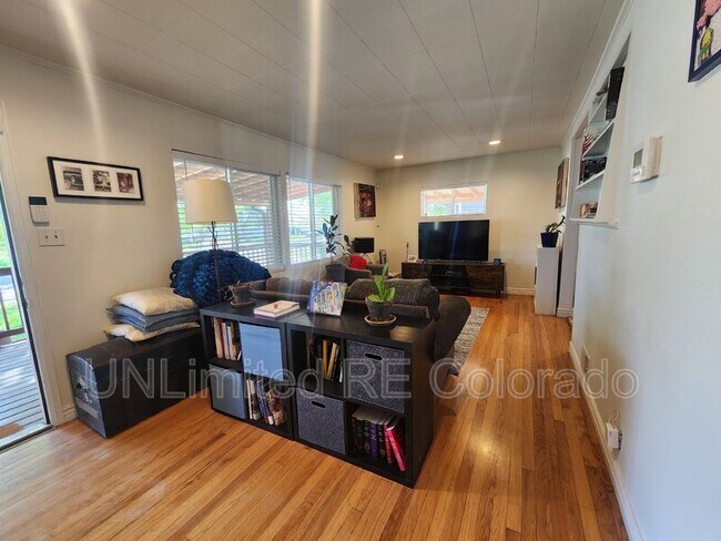 Building Photo - 945 N Paris St