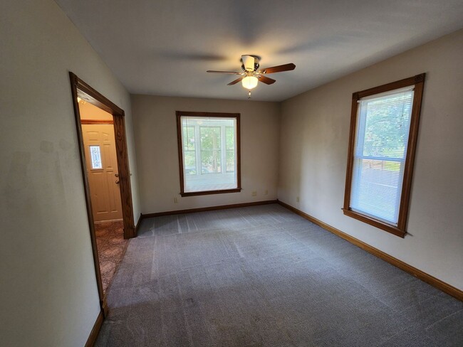Building Photo - Single Family 3 bedroom 1.5 bath in Moline