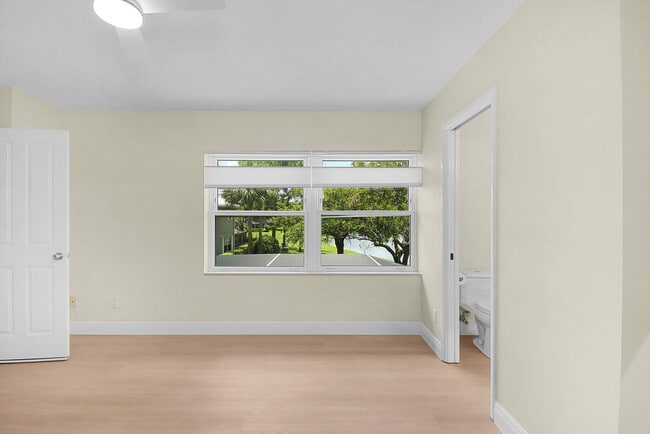 Building Photo - 2442 SW Danbury Ln