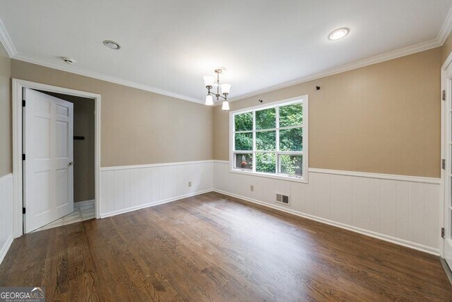 Building Photo - 10565 Shallowford Rd