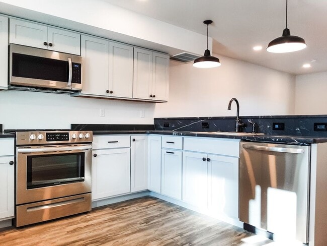 Building Photo - 2 BED/ 1.5 BATH TOWNHOME