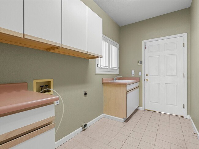 Building Photo - Fieldcreek Gem