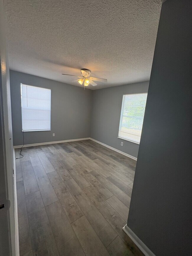 Building Photo - 424 Valley Dr
