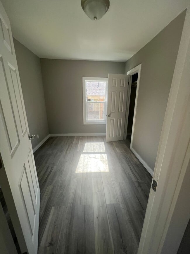 Building Photo - 1 bedroom/1 bathroom house