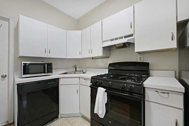 Building Photo - 108 Adams St