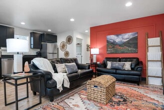 Building Photo - Centrally located fully furnished (Avail. Oct-May)
