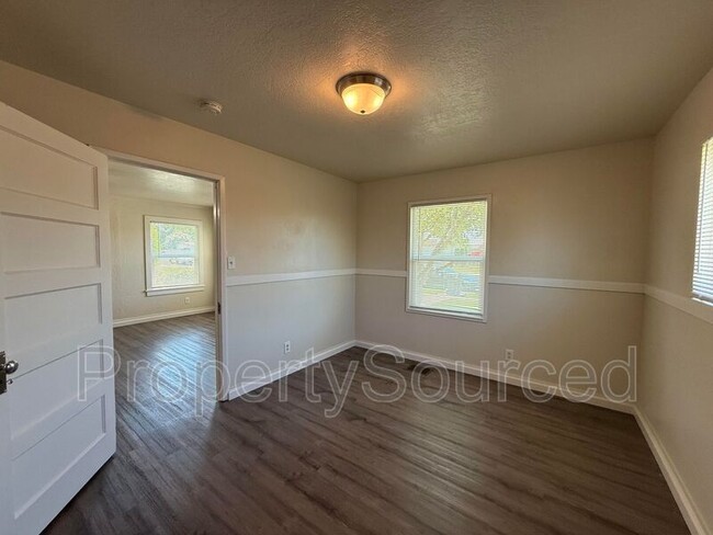 Building Photo - 208 N Acacia Ave