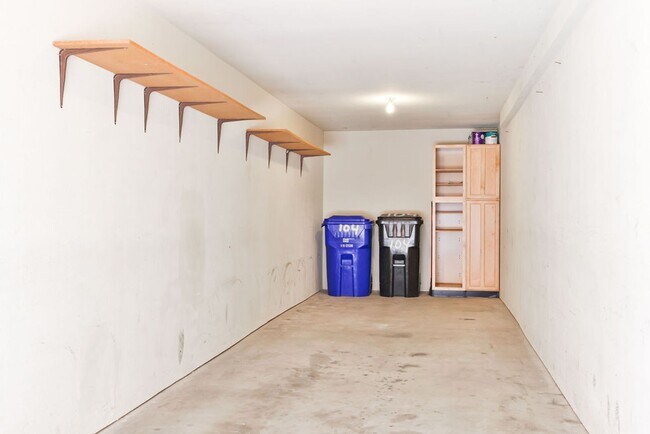 Building Photo - Talmadge : spacious 2 bed, 2 ba top floor condo