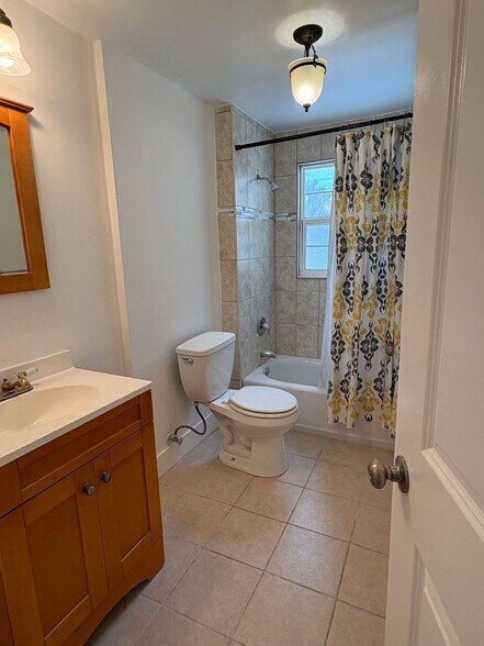 Building Photo - Spacious 2/2 with a garage available until end of December