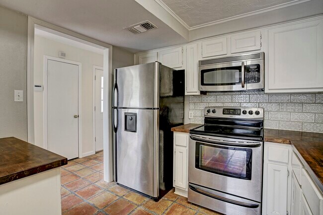 Building Photo - 217 Roy St