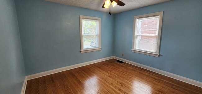 Building Photo - Welcome to this charming 3-bedroom, 2-bath...