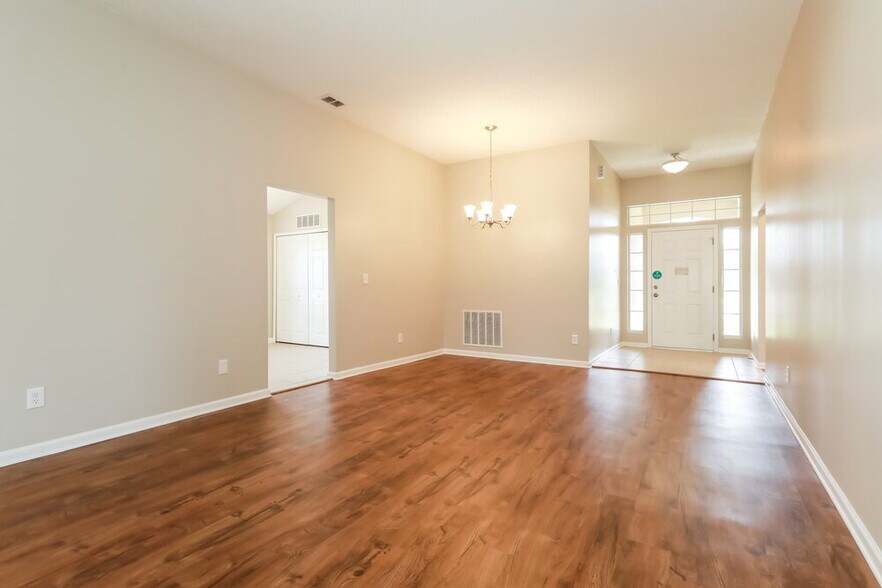 Building Photo - 2600 Creek Ridge Dr