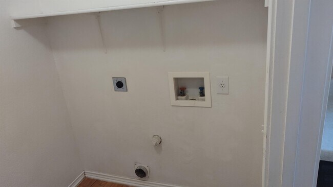 Building Photo - 7528 Cats-Eye Ln